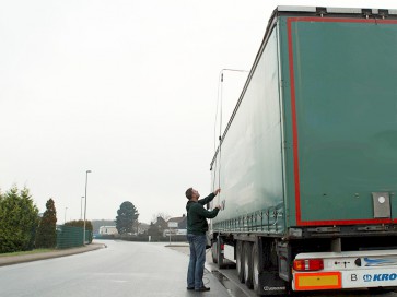 Eis LKW entfernen, Eisplatten vom LKW entfernen durch Sprühen