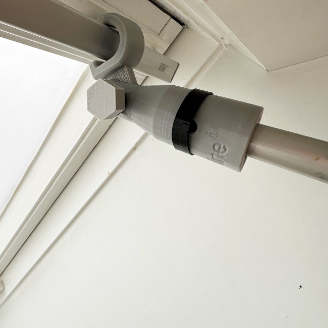Hooklift Kabel-Mover Aufsatz für Teleskopstangen - Kabel sicher führen. Flexibel positionieren Hooklift Kabel-Mover Aufsatz für Teleskopstangen - Kabel sicher führen. Flexibel positionieren